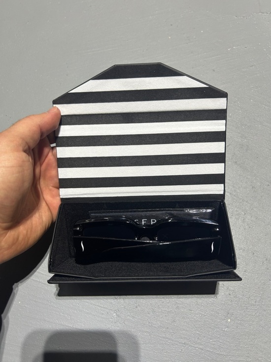 (NEW) Sephora x DIFF Indy Black Chunky Polarized Sunglasses with Hard Case main image 16